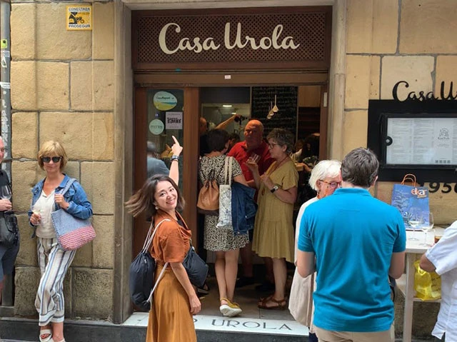 サン・セバスチャンで一番お気に入りのバルの前でルンルン気分に思わず髪も踊る！