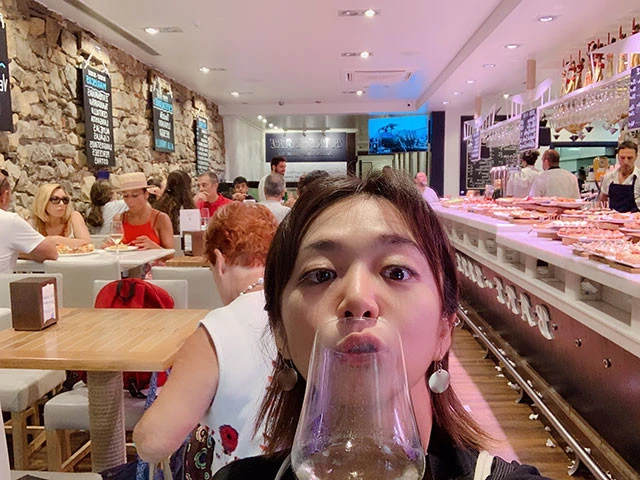 「ＢＡＲＥ－ＢＡＲＥ」の店内。チャコリと魚介のピンチョスを楽しむ