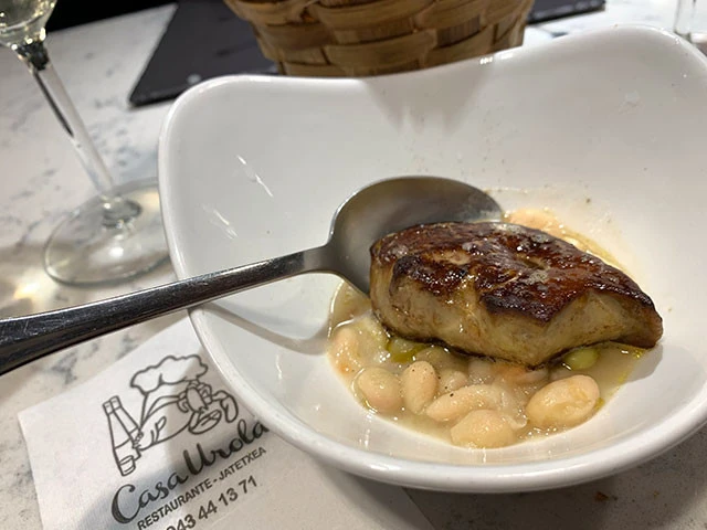 「焼いたフォアグラと豆煮込み、鴨のソース」