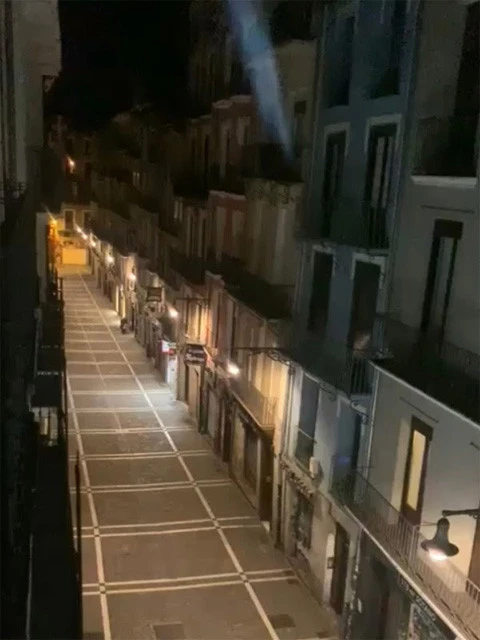 パンプローナの街中。普段はたくさんの人たちがバルでタパスやピンチョスを楽しみ賑わっているが、今は誰もいない(写真提供:アナの友人)