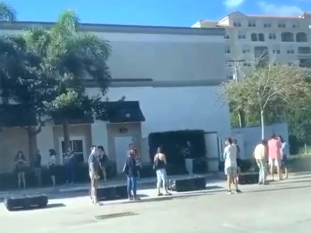 店の入場制限で6フィート間隔で並ぶ人々(写真提供:友人)