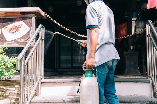 消毒をする人（写真／Shogo [and BALI] ）