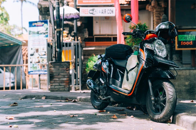 バリの街中にポツンと置かれたバイク（写真／Shogo [and BALI]） 