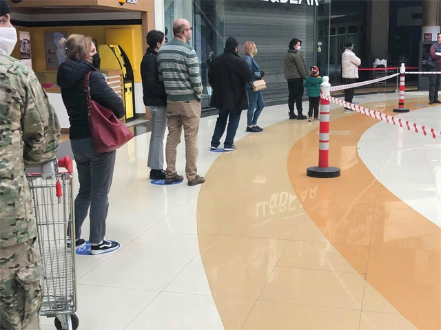 大型スーパーの列