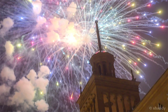 ジョージアではクリスマス時期などは、道のその辺でも大量に手持ちの打ち上げ花火が売っている