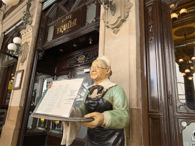 カフェの入り口に……ステラおばさんじゃねぇよ！