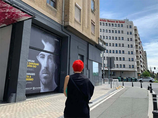 鮮やかな赤髪が美しいおばちゃん