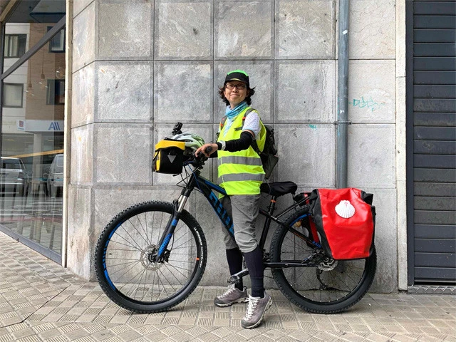 自転車で出発するようこさんを見送る