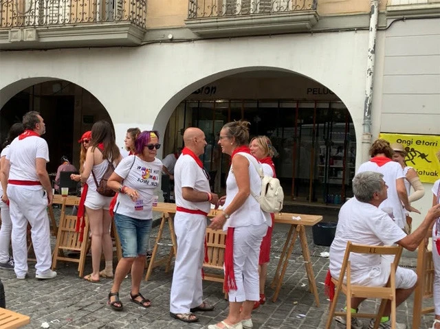 宿前の広場ではちょうど何かイベントが終わった様子だった