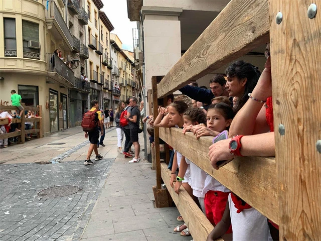 「牛追い」が始まるのを待つ子供たち