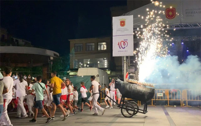 牛の模型に花火をつけて走り回る「子供用の牛追い」