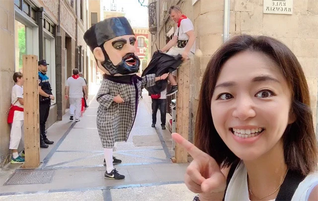 高いところに控えていた大人も容赦なく叩かれる