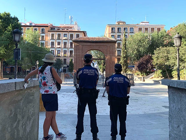 五月二日広場。警察が見張っているので安心? 真ん中に英雄の像がある