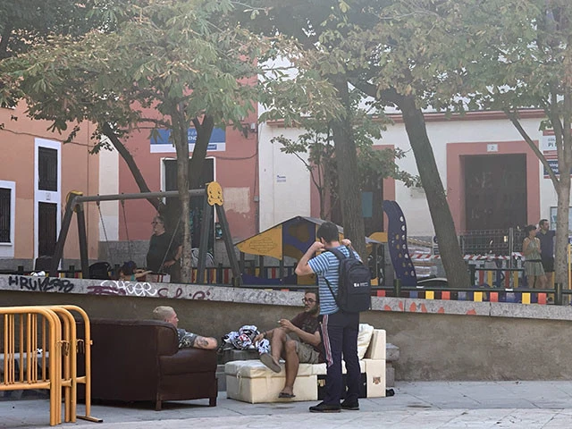 誰かが捨てたソファでおしゃべりを楽しむ人たち