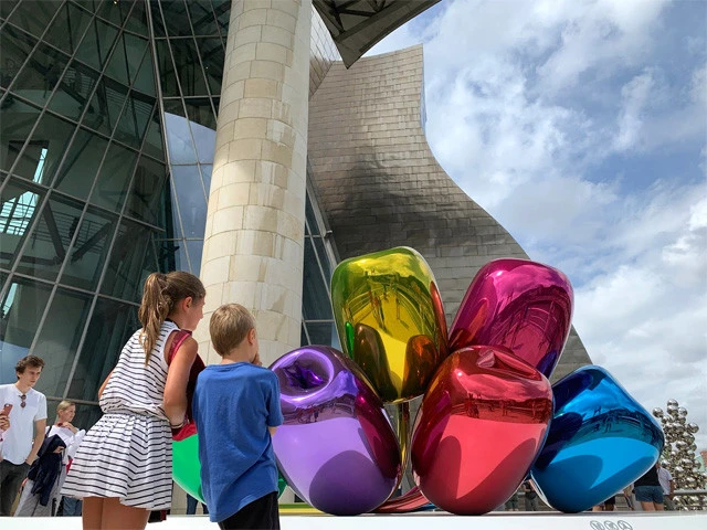 テラスに展示されていた、ステンレススティールでできた巨大チューリップ。ジェフ・クーンズ作