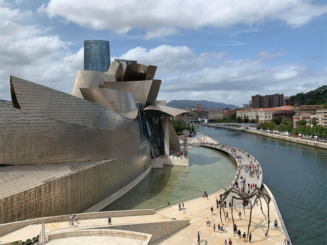 チタン製の船のような外観