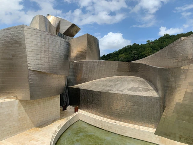 違う角度から見た美術館外観