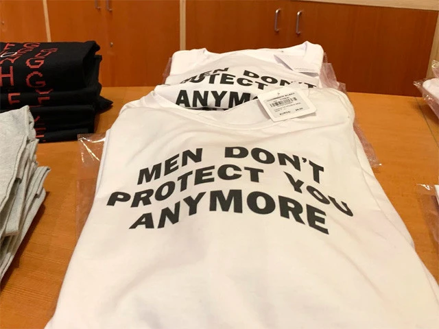 お土産売り場に売っていたジェニー・ホルツァーのワード・アートのプリントT