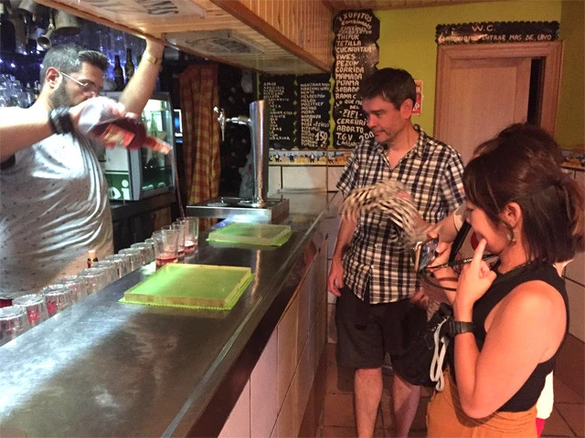 ショットグラスじゃなくて割と大きめなグラスに注がれているお別れの酒