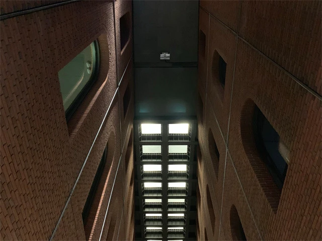 下から泳いでいるところが見えるプール。夜だったから誰も泳いでなかったけど