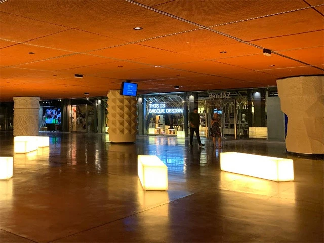 様々なデザインの43本の柱と光るベンチ