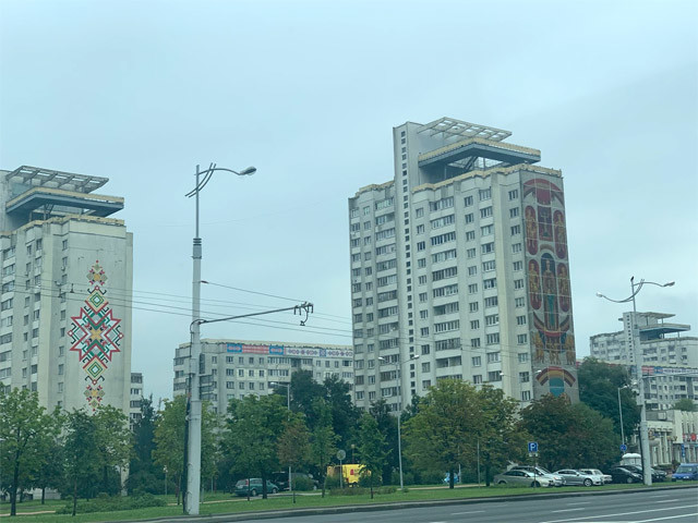 旧ソ連らしい四角い建物。壁には何やら派手な柄が。これも伝統文様？