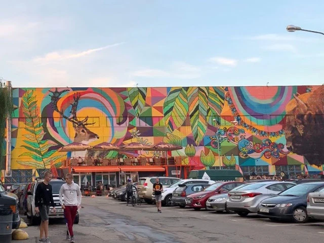 鹿とバイソンなどベラルーシの絶滅危惧動物をコラージュした作品。ブラジル人アーティストRamon Martins作