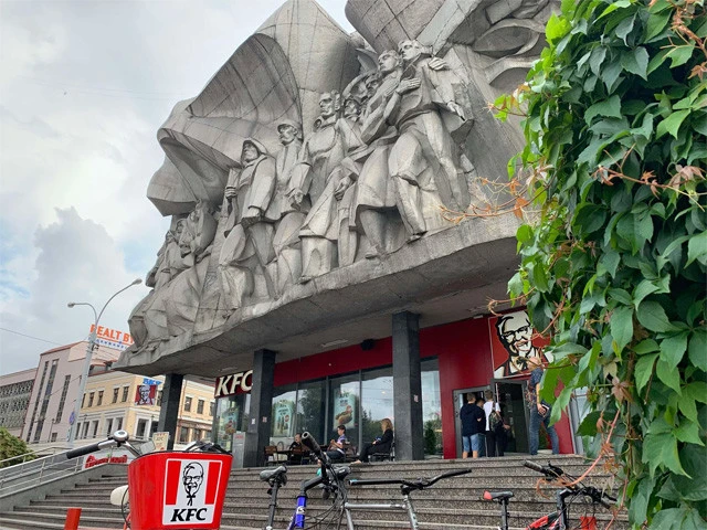 荘厳な彫刻と、その下で微笑むカーネルおじさんとのギャップにやられる