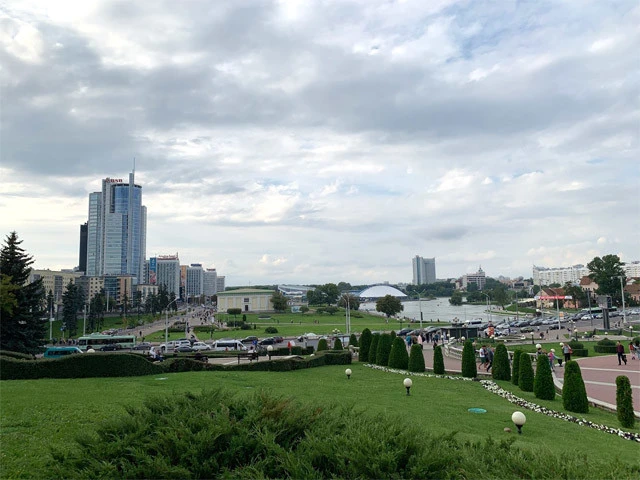 丘の上から見たミンスクの街の景色