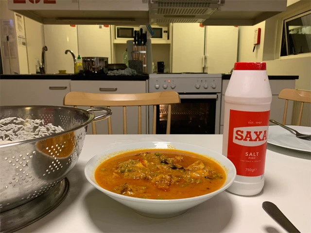 寮生たちが使う共同のアイランドキッチンが素敵