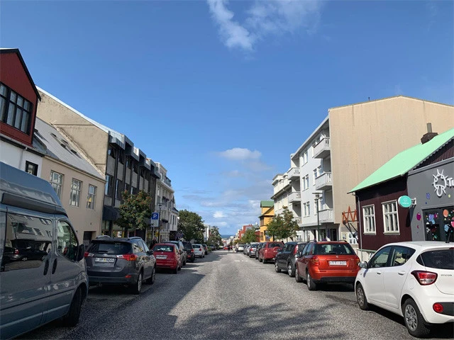 街のスタート地点・教会から伸びる道