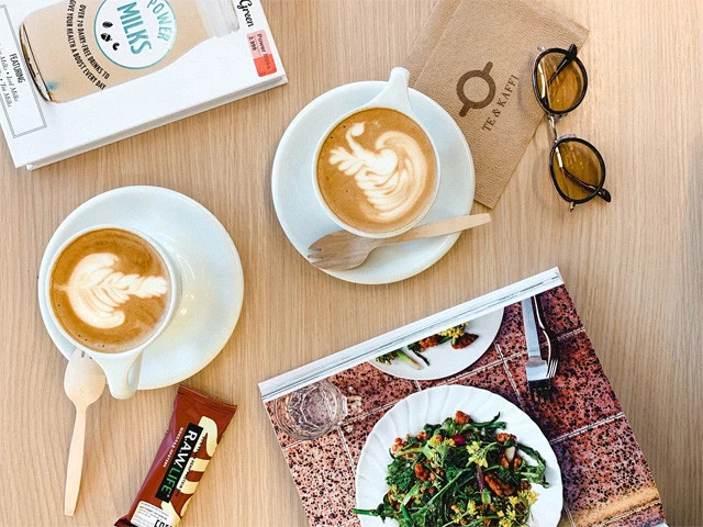 本屋兼カフェでひと休み。洋書って映えるなぁ