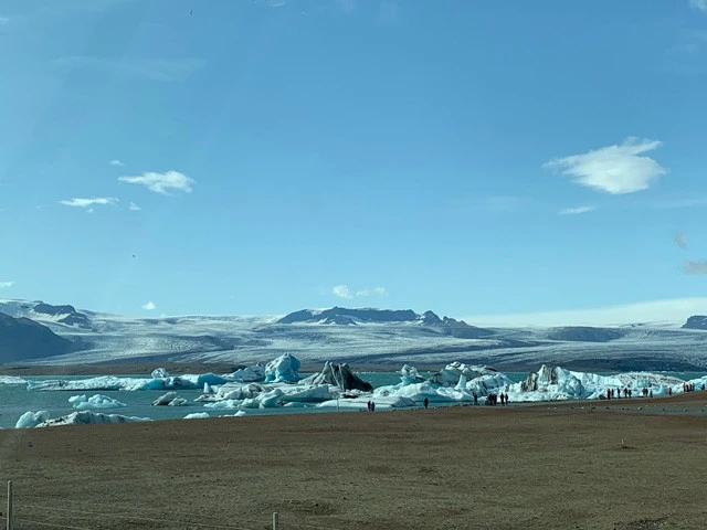 ヨークルスアゥルロゥン氷河湖に到着