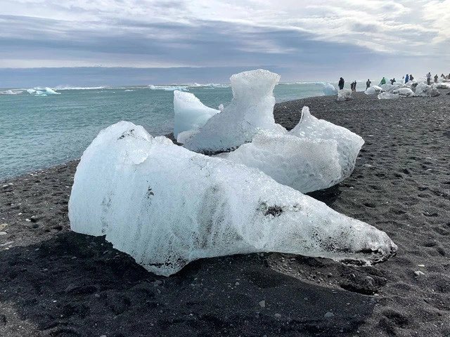 氷河湖付近にあるアイスビーチ(ダイヤモンドビーチ)