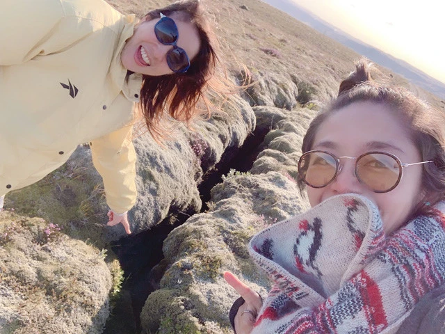 苔よりも地面の割れ目が気になる