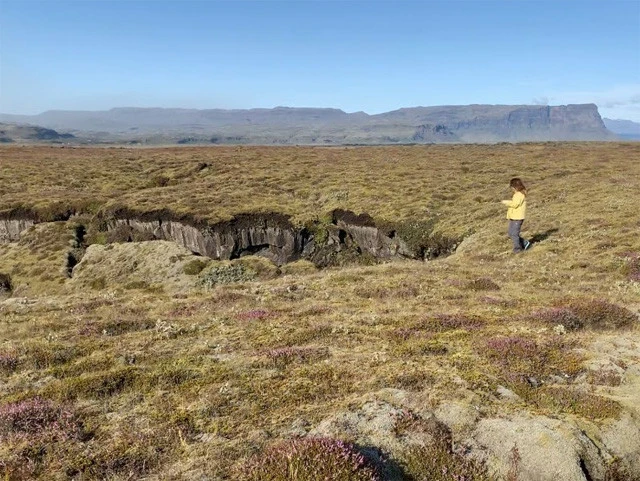 大きな穴にナオミちゃんが吸い込まれませんように!
