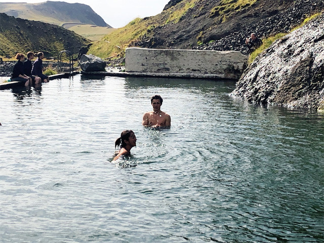 嫌がる私の顔に水をかけようとするイドリス