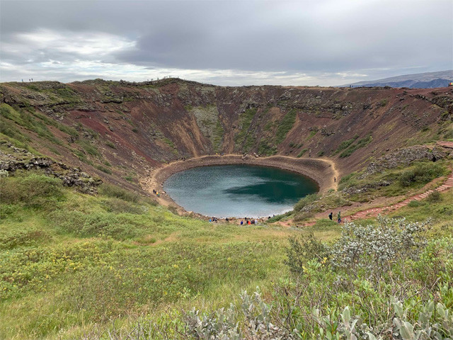 ケリズ火口湖。写っている人の大きさを比較するとそのスケールがわかる