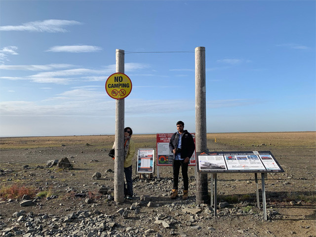 「ＤＣー３飛行機の残骸」のシャトルバス発着地でナオミちゃんとクマと一旦お別れ