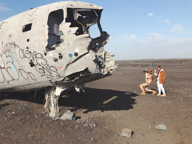 飛行機の残骸を撮影する旅人たちが良い雰囲気（ナオミちゃん撮影）