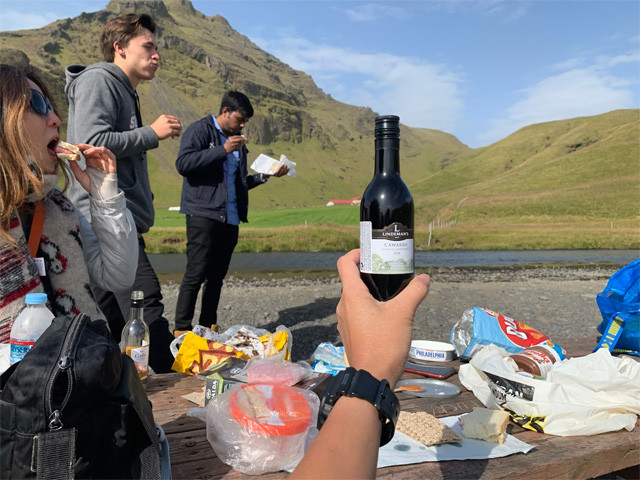 まずいご飯ともこれでお別れ！　最後のワインも飲んじゃおうっと！