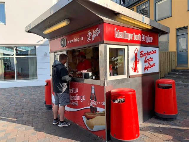 1937年開店の町一番のホットドッグ「バイヤリンベスタピルスル」