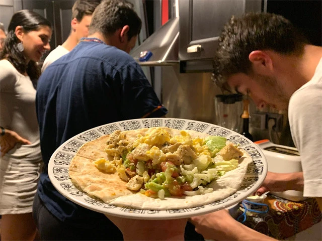 コスタリカの食べ物。名前は謎だけど、トルティーヤ巻き?