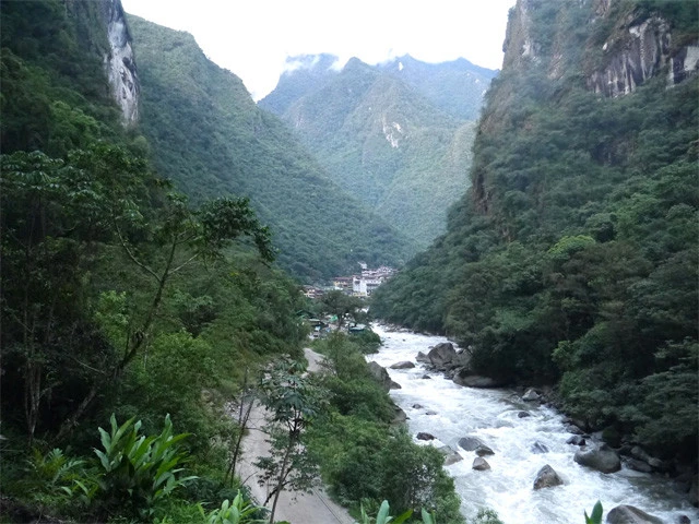 遠くにマチュピチュ村が見えてきた！