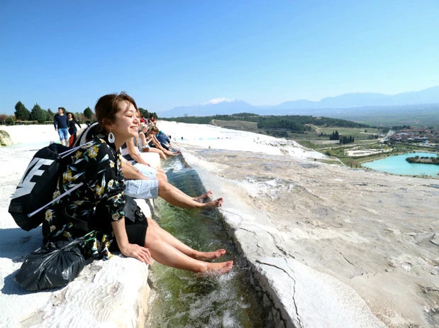 トルコのパムッカレ石灰棚で絶景見ながらの足湯、爽快〜！