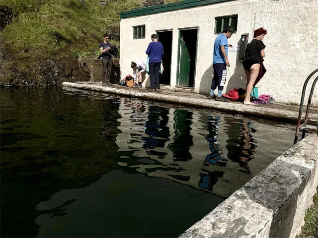 みんな気は進まないが、せっかく来たからという感じで着替える