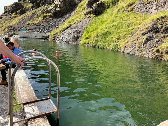 温泉というよりももはや池感に、インド人の旅友も背を向けている