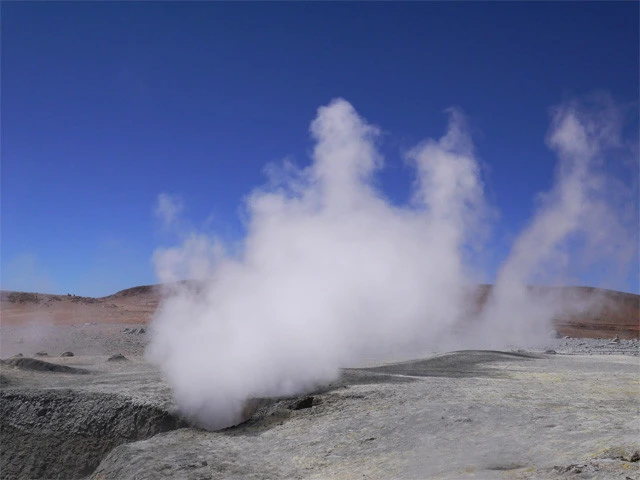 広大な大地から水蒸気が上がっている
