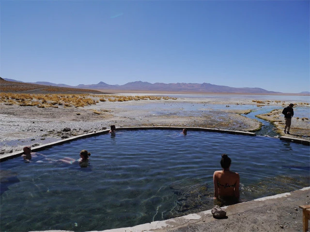 水着に着替え、大地にむき出しの温泉に入浴