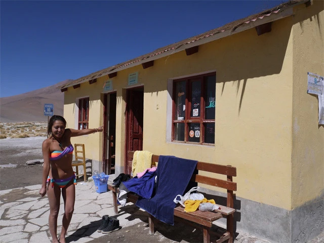 ここで適当に着替える。笑顔だけど、標高高くてめまいよ